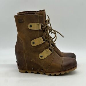 Sorel Joan Of Arctic Wedge Distressed Leather Boots. Size 9.